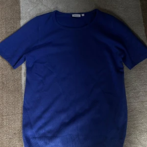 trekvartsärmad tröja  - Jättesnygga trekvartsärmad tröja, OBS på bilden ser den mycket blåare ut, den är mer åt lila håller i verkligheten. Blålila skulle jag säga:)) Inga defekter eller liknande! 