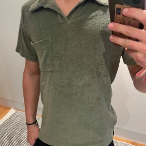 Mörkgrön frotté  - Skön mörkgrön frotté piké från arket, storlek s o inga defekter förekommer, den är som ny då den inte är använd. Nypris 690kr mitt pris 300