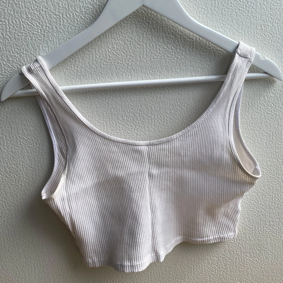 Vit ribbad croppad linnetopp