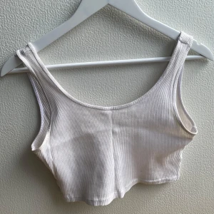 Vit ribbad croppad linnetopp - Vit croppat linne från ginatricot