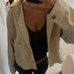 Beige jacka  - Jätte snygg beige denim jacka från Zara som inte kommer till användning 