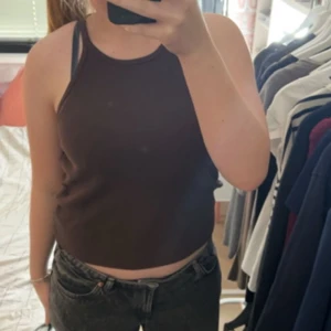 Brun ribbad linnetopp från Superdry - Säljer en brun ribbad linnetopp från Superdry Cotton Essentials Collection. Perfekt till jeans eller kjol för en clean och enkel look.