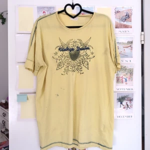 gul vintagel t-shirt med tryck - gul t-shirt från Jack and Jones, kom PM för fler bilder eller frågor