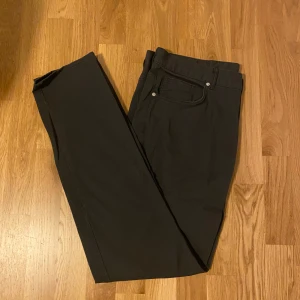 Svarta slim fit byxor från H&M - Svarta slim fit byxor från H&M i storlek 36. Klassisk femficksmodell med smal passform och normal midja. Snygga och stilrena, perfekta till sneakers eller boots. Materialet är mjukt och följsamt för en bekväm känsla hela dagen.