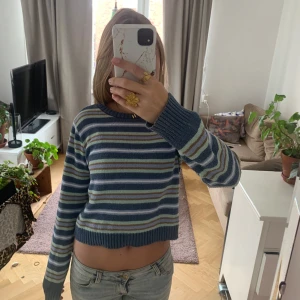 Randig croppad tröja Pull&Bear - Säljer en croppad stickad tröja från Pull&Bear med blå, ljusgrön, vit och bruna ränder. Använd men bra skick, väldigt lite nopprig men inget som syns. Pris kan diskutetas !!