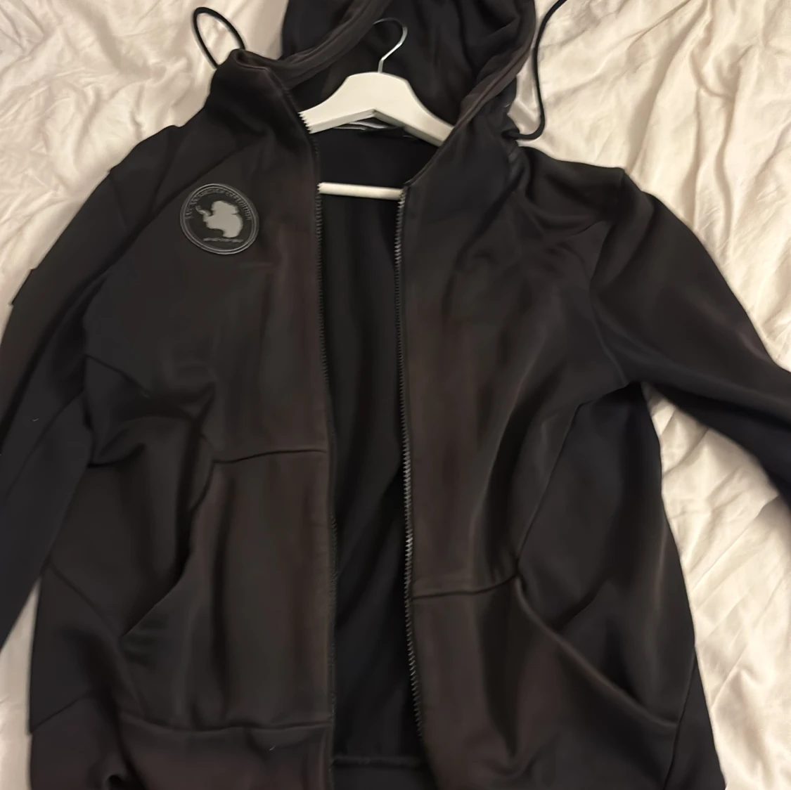 Svart vindjacka med huva - 1