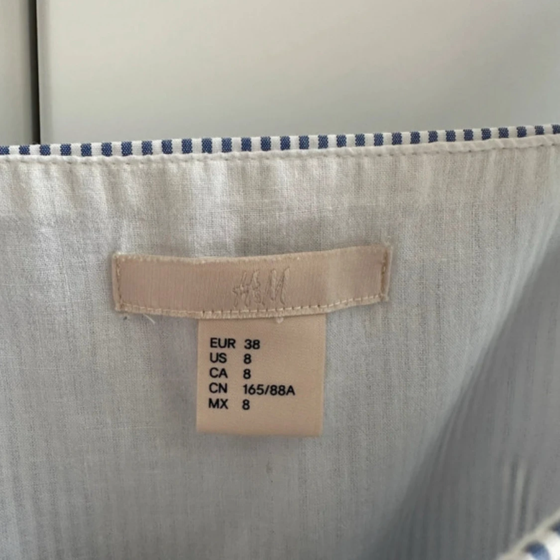 Randig blå linnetopp med rosetter  - 3