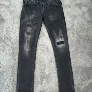 Svarta Dondup Jeans - Svarta dondups i deras storlek 30 med slitningar. 