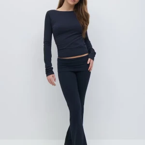 Mörkblå  yoga byxor i bomull - Snygga mörkblå yoga  byxor med låg midja. De är stretchiga och sitter tajt upptill men släpper ut vid bensluten. Perfekta för en chill och trendig look. Gjorda i mjuk bomull som känns skön mot huden.