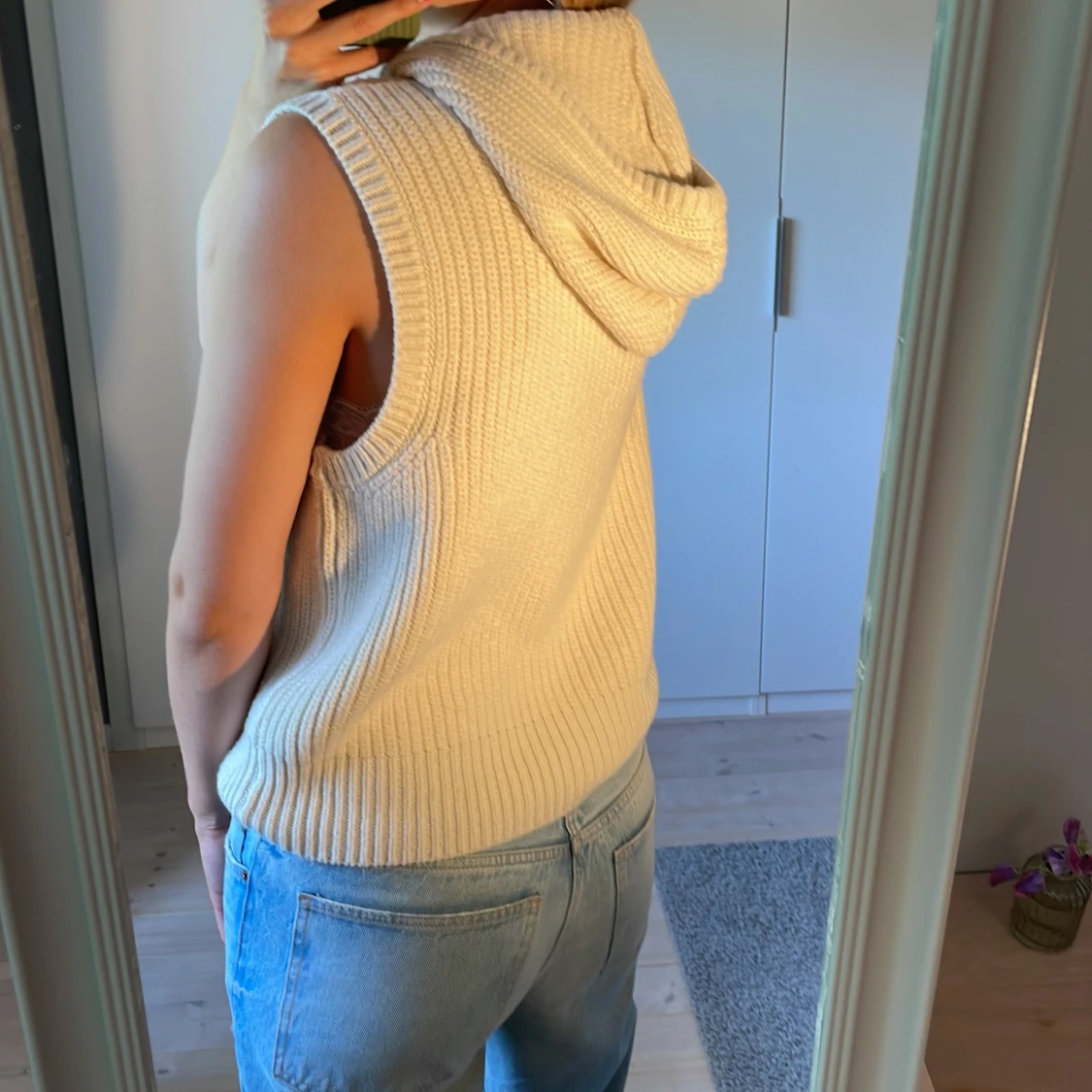 Beige stickad väst med huva - 2