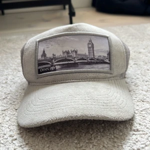 Ljusgrå keps från Onecap med Londonmotiv - Tja, Jag säljer nu en snygg ljusgrå keps från Onecap! Använd men har mycket liv kvar! Skick 7 av 10 nypris 800kr säljer för 350 hör av er vid frågor Mvh Charlie!