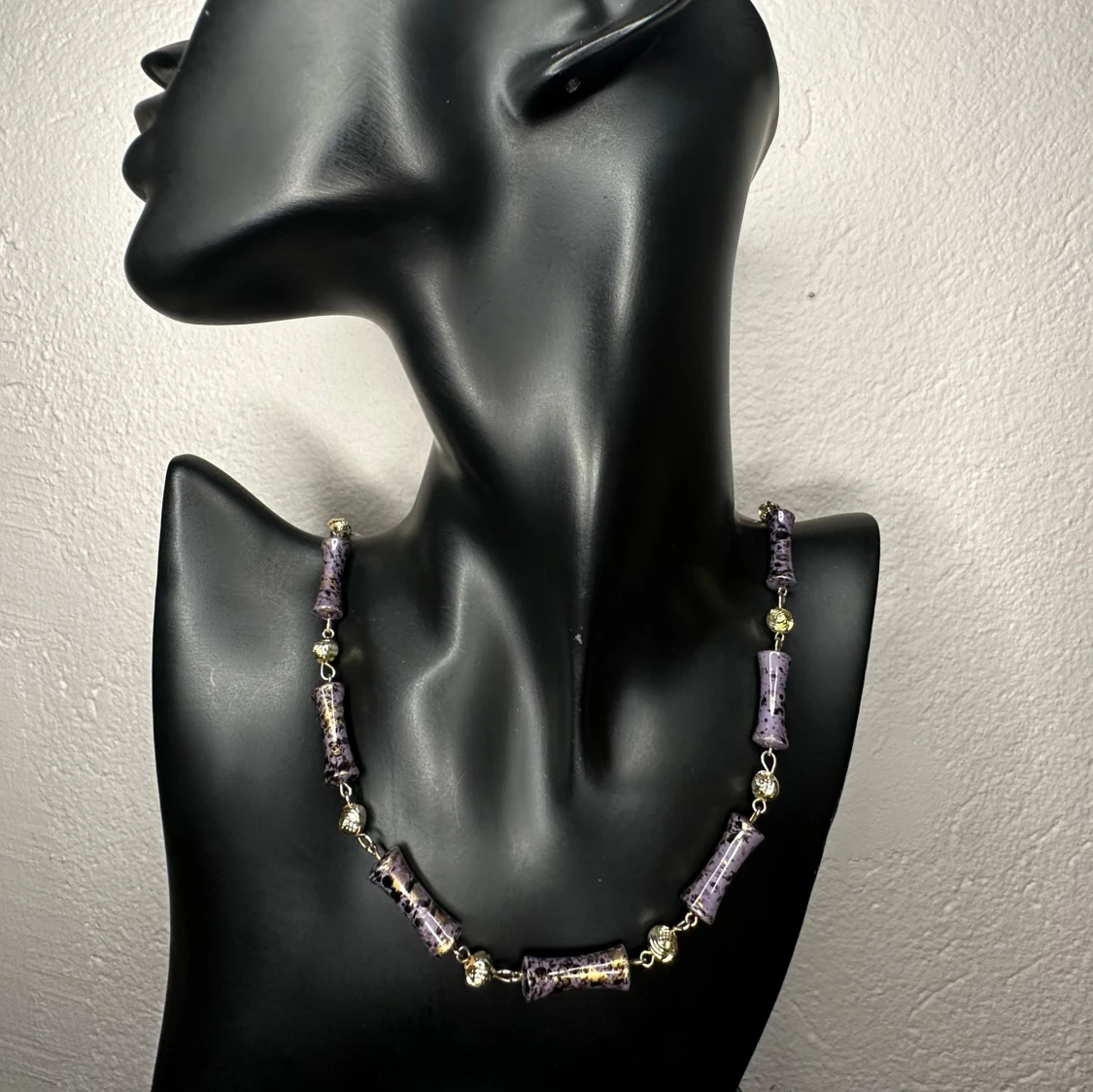 Lila och guldigt statement retrohalsband från 1980-talet Vintage Auktionsfynd Fint skick  - 1