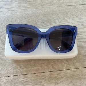 Blå solglasögon CHIMI - Snygga solglasögon från CHIM. Modellen är #008 och färgen ACAI. 