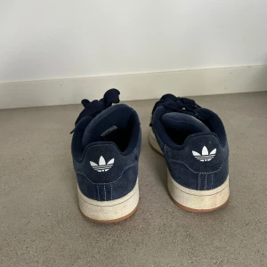 Adidas Campus Indigo off white - Säljer nu mina Adidas Campus 00s i färgen indigo off white💙 Storlek 40, i mycket bra skick eftersom de är knappt använda🤩