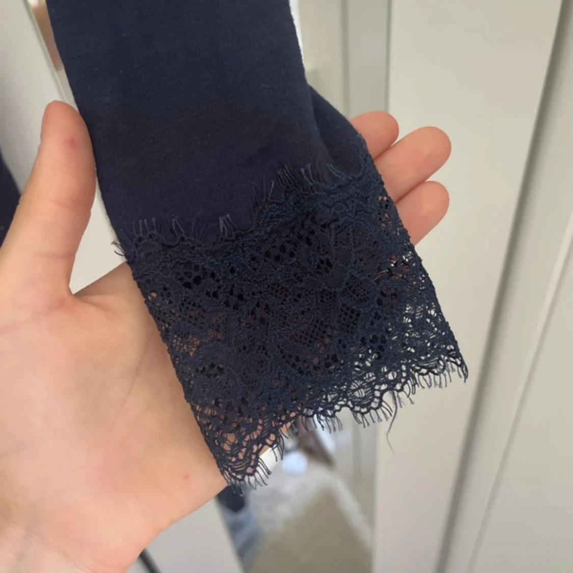 Mörkblå långärmad topp med spets - 4