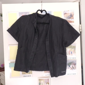 svart kortärmad skjorta - kortärmad svart skjorta, okänt märke. PM för frågor å fler bilder 