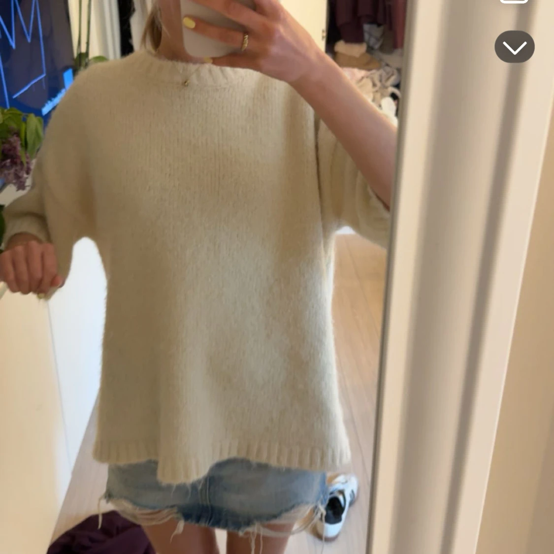 Beige stickad tröja med vida ärmar