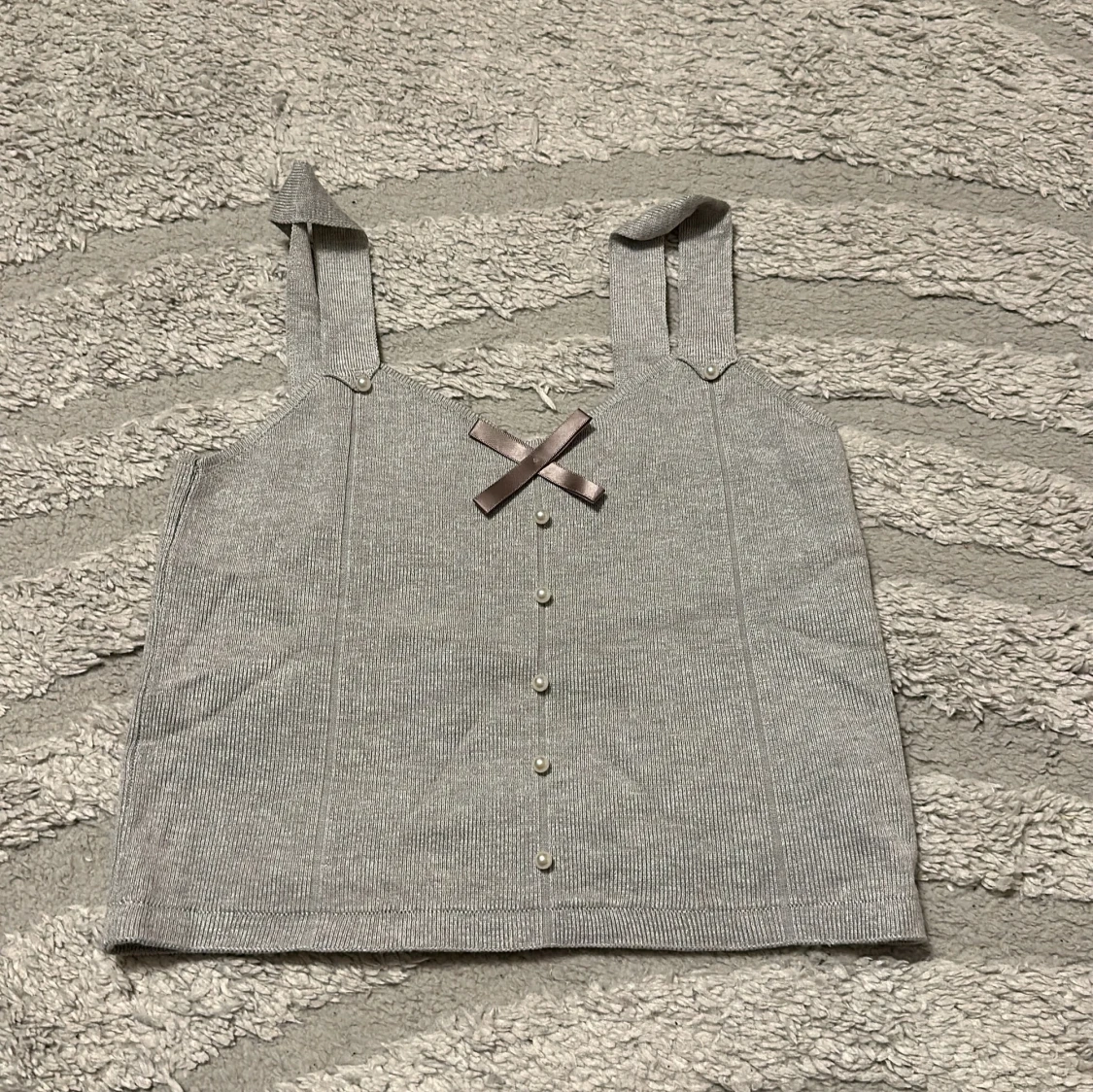 Grå ribbad linnetopp med rosett