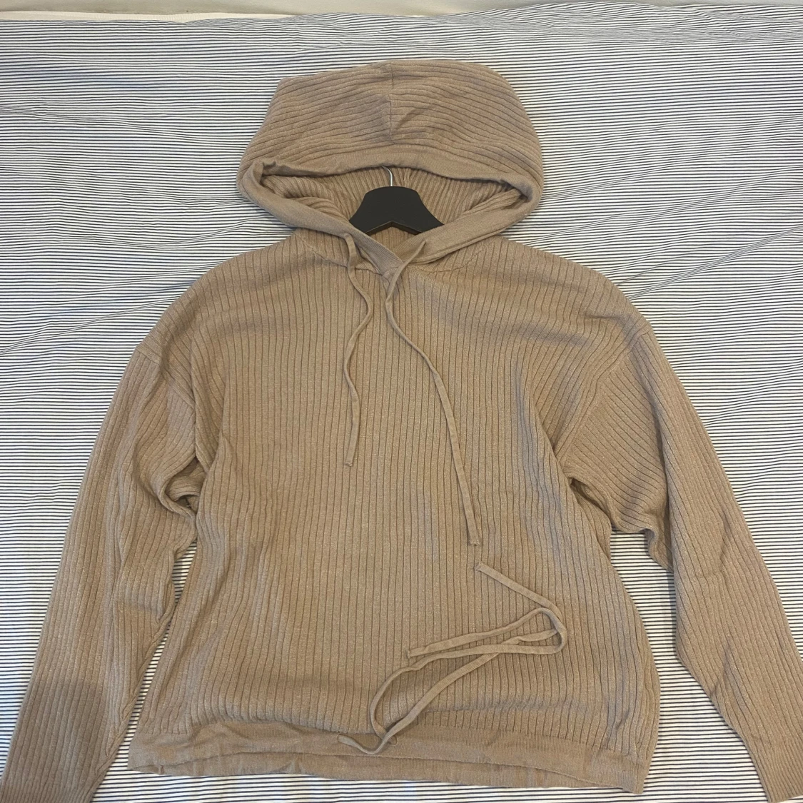 Beige ribbad hoodie med huva - 1