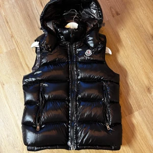 Moncler Bormes Väst - Storlek 1 (small), otroligt fint skick, tags finns kvar