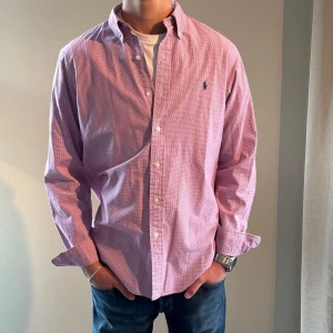 Ralph Lauren Skjorta - Hej! Säljer nu min fina Ralph Lauren-skjorta i storlek S/Custom Fit (en lite större S) Färg : Lilla och Vit. Modellen är 178cm lång. Skjortan är i bra skick och passar året om. Nypris cirka 1600 kr, ställ gärna frågor ✅ 
