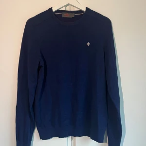 Mörkblå merinoullströja Morris - Snygg mörkblå rundhalsad tröja från Morris i 100% merinoull. 