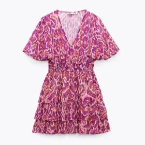 Rosa leopardklänning från Zara - Säljer denna så söta rosa klänningen från Zara, storlek S, använd få gånger💞 Så söta färgade detaljer och sitter bra på kroppen, med så fin detalj i midjan. Passar perfekt till sommaren, utomlands och andra tillfällen💗 Använd gärna KÖP NU (bilden med prislappen är från när den var köpt, alltså sitter den inte kvar)