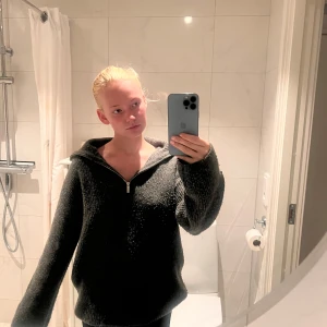 Mörkgrå stickad half zip-tröja H&M - Mysig mörkgrå stickad tröja från H&M med half zip-dragkedja och bred krage. Oversized fit med långa ärmar, perfekt för lager på lager. Snygg ribbad struktur som ger en chill vibe. Passar dig som gillar en avslappnad och trendig look. 