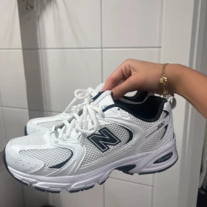 Vita New Balance 530 sneakers - Säljer mina new balance 530 använda endast en gång! Säljer då det inte kommer till användning,nypris 1300