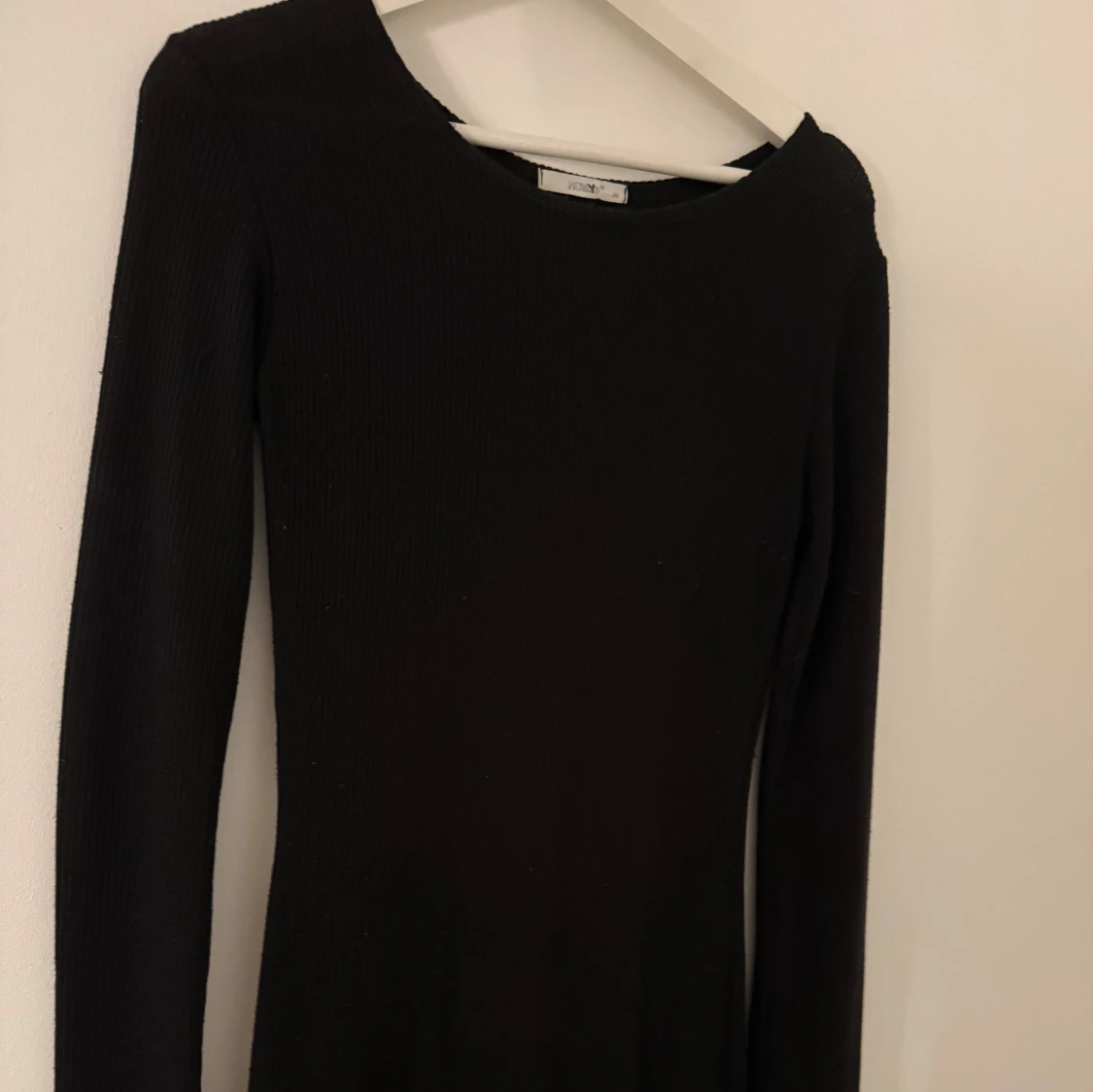 Svart ribbad långärmad klänning - 1
