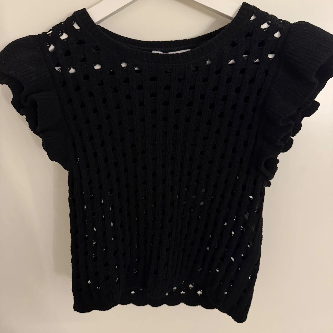 Svart stickad topp med volangärm - 1
