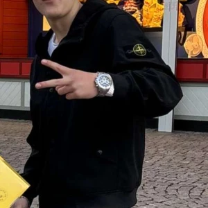 Svart Stone Island vindjacka L - Säljer nu min stone island vår/ höst jacka pga strl.  Nypris 5300. Skicket är 9,5 den är använd under hösten och våren funkar bra på lite kallare sommarkvällar. Den är i storlek L men tyvärr har jag har växt ur den. Vid fler frågor bilder etc är det bara att höra av sig. Säljer endast via plick inget annat. Pris kan diskuteras vid snabb affär. Kvitto finns