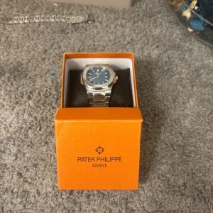 Blå silver klocka - Snygg blå silver klocka med box