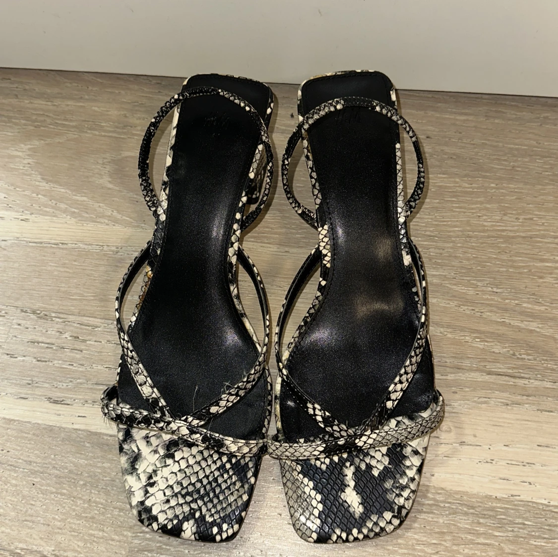 Svarta sandaler med ormmönster och klack - 1