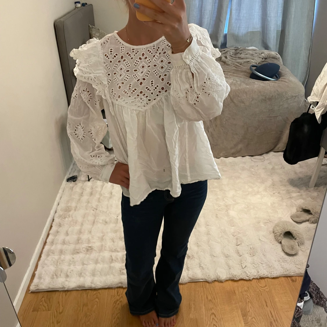 Vit blus med broderade detaljer - 1