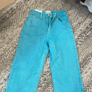 Turkosa straight jeans från Abrand - Säljer ett par riktigt snygga turkosa jeans från Abrand Jeans, modell Venice Straight. De har raka breda ben. Helt nya oanvända med prislappen på. 