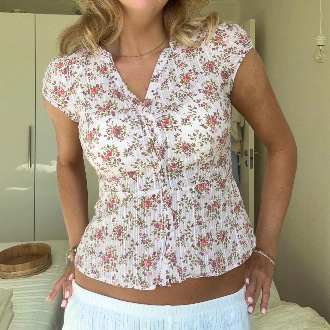 Blommig figursydd blus