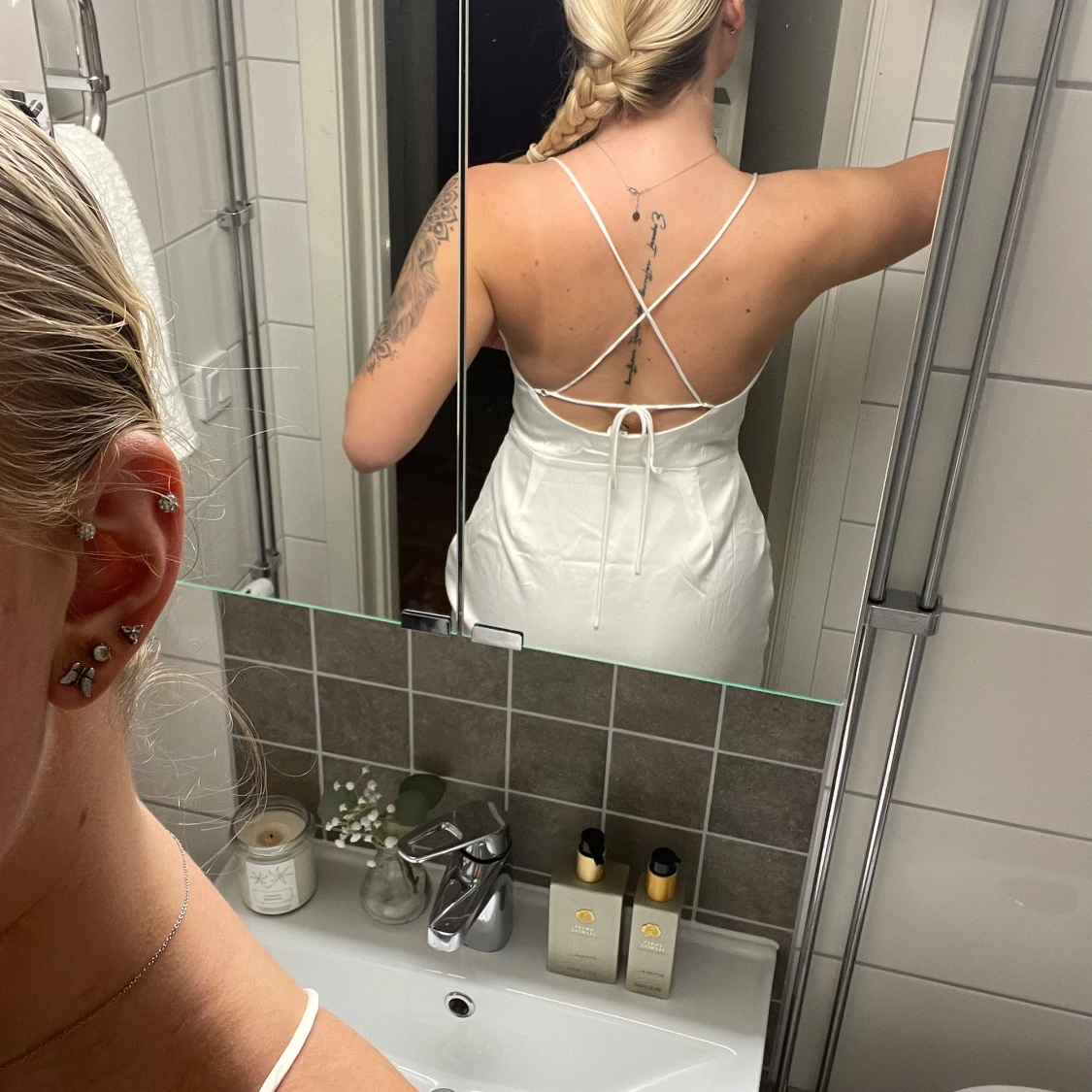 Vit kort klänning med snörning - 1