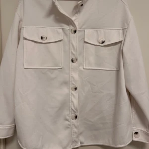 Jacka med knappar - Jacka med knappar