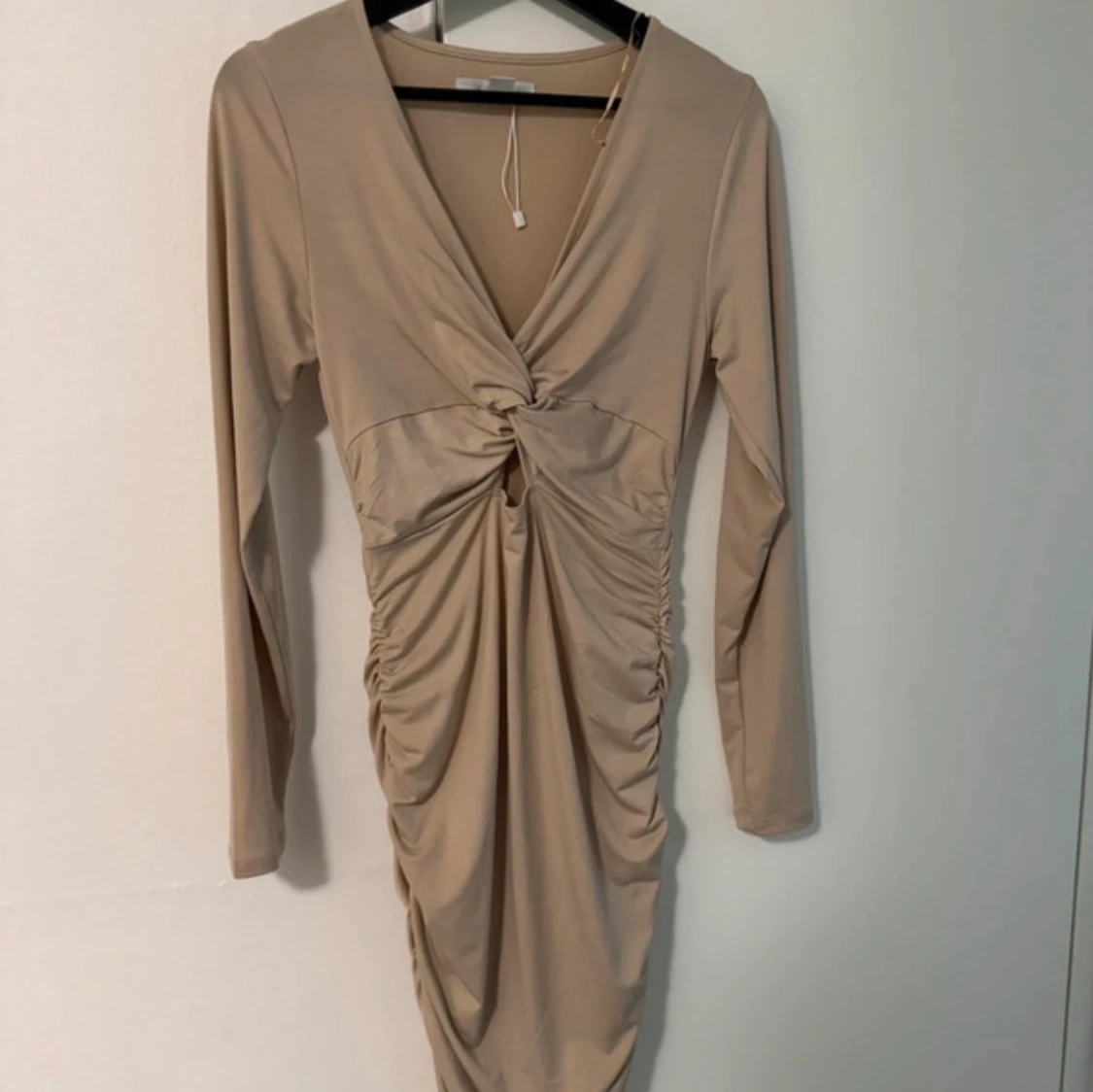 Beige långärmad omlottklänning