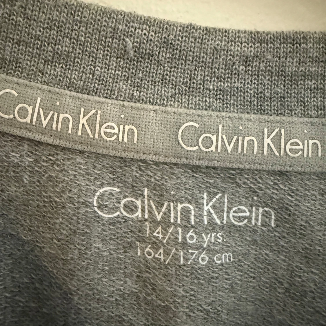 Grå Calvin Klein långärmad tröja - 2