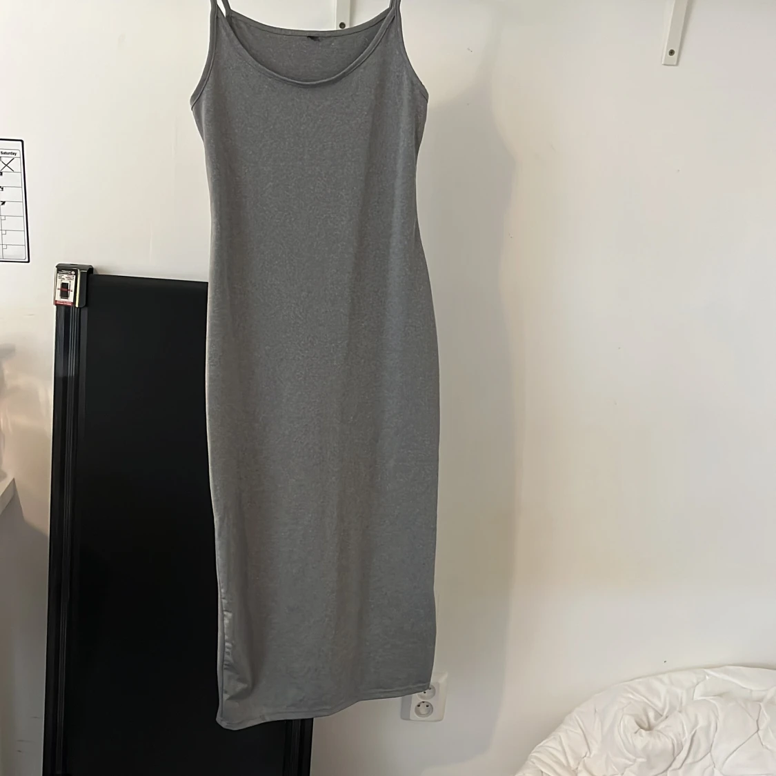 Grå ärmlös långklänning