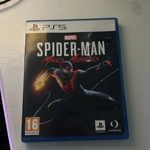 Spider-Man: Miles Morales  - Upplev action och äventyr med Miles Morales som Spider-Man! Perfekt för unga vuxna som gillar superhjältar, coola krafter och spännande berättelser. PS5-versionen bjuder på snygg grafik och intensiv spelkänsla.