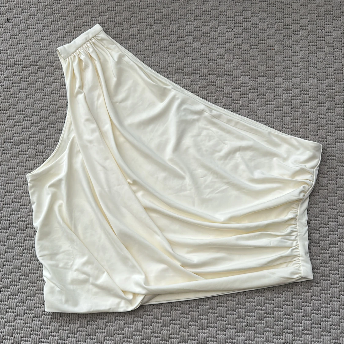 Champagnefärgad oneshoulder topp M