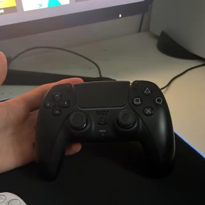Ps5 kontroller - En ganska ny ps5 kontroll som jag vill sälja pris går att diskutera 