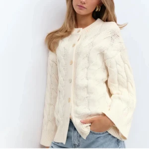 Chunky knitted cable cardigan - Intressekoll på den helt slutsålda cardigan koftan från Gina Tricot i storlek S då jag har dubbletter. Den är oversized i modellen och passar både de som har både mindre och större än S i vanliga fall. Prislapp och allt är på 🥰  