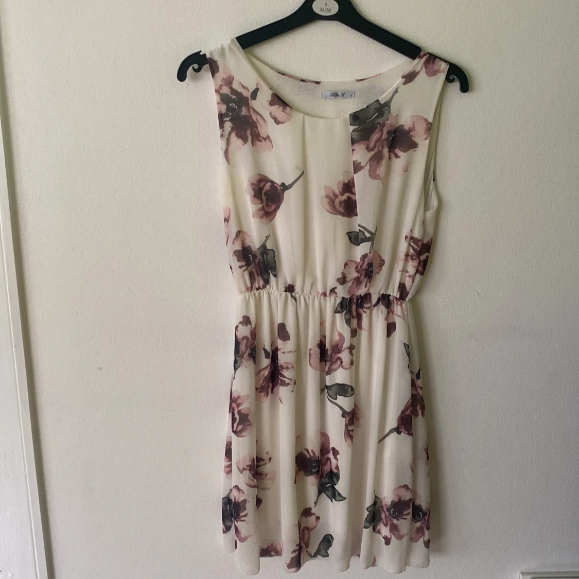 Blommig kortklänning från Hailys