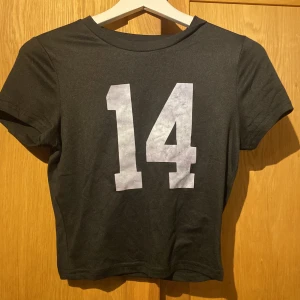 Svart t-shirt med tryckta siffror - Har enbart provat på 1 gång. Jätteskönt material 