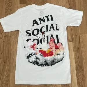 Vit NASA x Anti Social Social Club tee - Vit t-shirt i bomull från Anti Social Social Club. Klassisk passform och korta ärmar, perfekt för dig som gillar streetwear. Aldrig använd. 