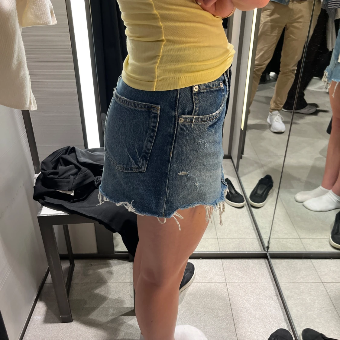 Blå jeanskjol med fransig kant - 2